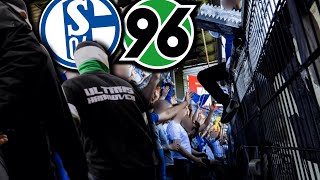 Zaunfahnenklau bei Hannover vs Schalke [upl. by Schonfeld]