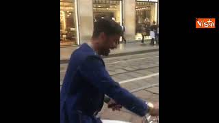 Fabrizio Corona canta Viva la liberta in bici ma cade [upl. by Ysteb651]