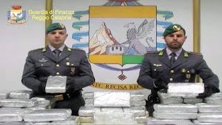 Sequestrati 235 kg di cocaina purissima a Gioia Tauro poteva fruttare 45 milioni di euro [upl. by Akeemat328]