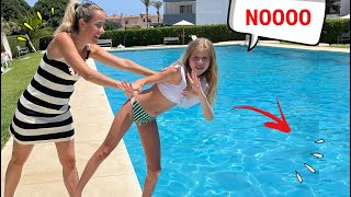 DANIELA SE CAE A LA PISCINA 😱 MI MADRE ME TIRA A UNA PISCINA GIGANTE Y ME CAIGO AL AGUA 💦 Daniela Go [upl. by Egroej]