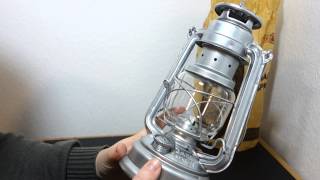 Feuerhand Sturmlampe  Verzinkte Petroleumlampe  altmodische Beleuchtung [upl. by Robbert]