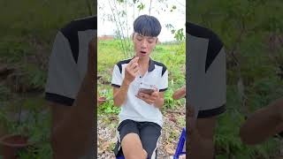 Cậu bé chia sẻ đồ ăn  The boy shares food shorts [upl. by Xer]