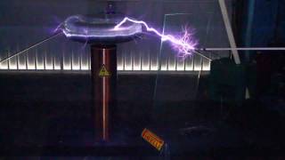 Tesla Entladungen durch Glasplatte  Tesla Coil discharge through glass plate [upl. by Naryb]