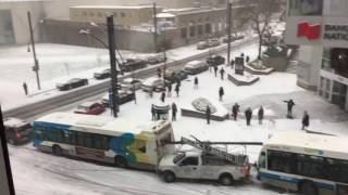 Carambolage totalement incroyable bon début d hiver à Montréal [upl. by Ellives716]