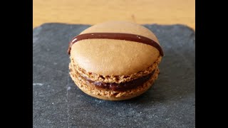 Macarons chocolat caramel ganache chocolat noir et coeur caramel [upl. by Svend102]