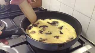 Préparer une omelette aux champignons  Recette de cuisine [upl. by Lehar]