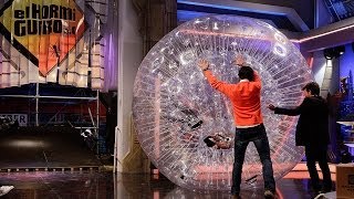 El Hormiguero 30  Nuria Roca se tira al vacío dentro dentro de una bola gigante [upl. by Naida]