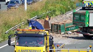 A16 bij Dordrecht bezaaid met stenen en afval na aanrijding [upl. by Messing]