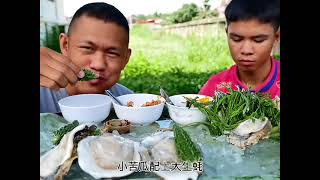 Outdoors and my brother eating small bitter melon and stinky vegetablesBig oysters with spicy sauce [upl. by Noiztneb]