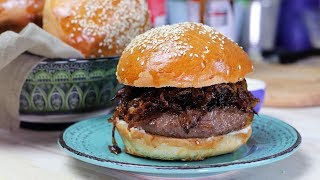 HAMBURGER CU CEAPĂ CARAMELIZATĂ  Bucătar Maniac [upl. by Cirad]