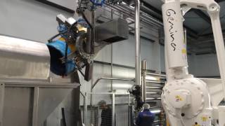 Robot alimentador de bidones opcional Crusher [upl. by Olrak]