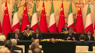 Mattarella e Xi Jinping a Pechino presiedono la firma degli accordi ItaliaCina [upl. by Nwahser39]