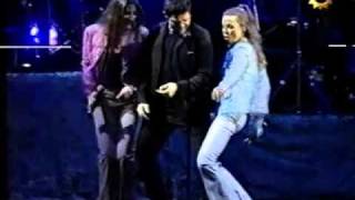 01  Alejandro Sanz  Tiene que ser Pecado  En vivo Velez 2001 [upl. by Alick]