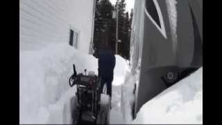 Déneigement du toit puis séance de souffleuse Pis la neige est compactée [upl. by Salokcin]