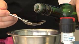 Comment faire une vinaigrette simple et rapide [upl. by Hobard65]