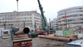 Teleskopkran und lange Einsenrohre auf der Großbaustelle am Kö Bogen [upl. by Akcirederf]