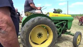 Tracteurs anciens  Fête Moissons et Battages à lancienne à Salignac en Dordogne [upl. by Eeliak]