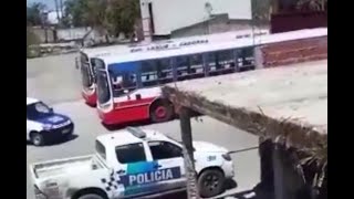 Arrancó el colectivo y mató al mecánico por accidente [upl. by Aniras]