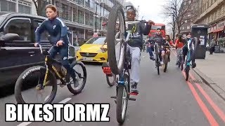 Phénomène BikeStormz  4000 riders envahissent les rues de Londres [upl. by Melisse]